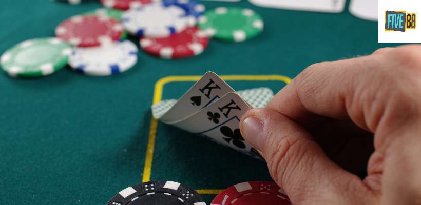 Tiết lộ bí quyết và cách chơi poker đỉnh cao không biết thua là gì từ chuyên gia